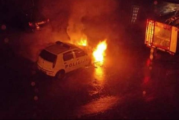 ZAPALIO SE POLICIJSKI AUTO! Na parkingu u centru Niške Banje plamen je progutao još jedno vozilo MUP!